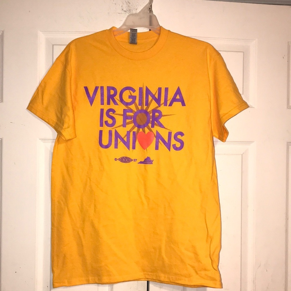 NWOT Unisex Gildan Tee